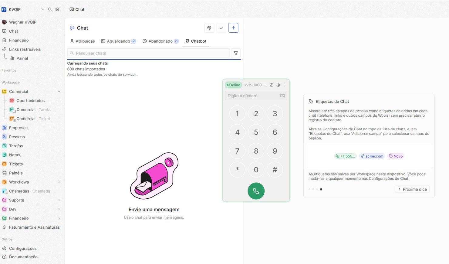 Tela de chat do CRM com as filas atribuídas, aguardando, abandonado e chatbot, e o softphone aberto ao lado para discar sem sair da conversa.